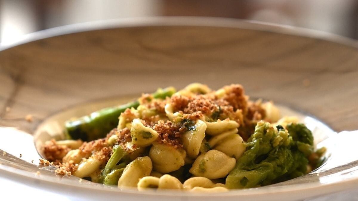 Orecchiette alle cime di rapa con mollica fritta e peperoncino in ciotola di ceramica