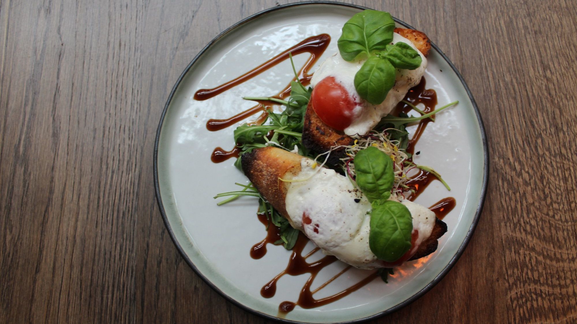 Burrata fresca su letto di pomodorini secchi e pane croccante con olio extravergine